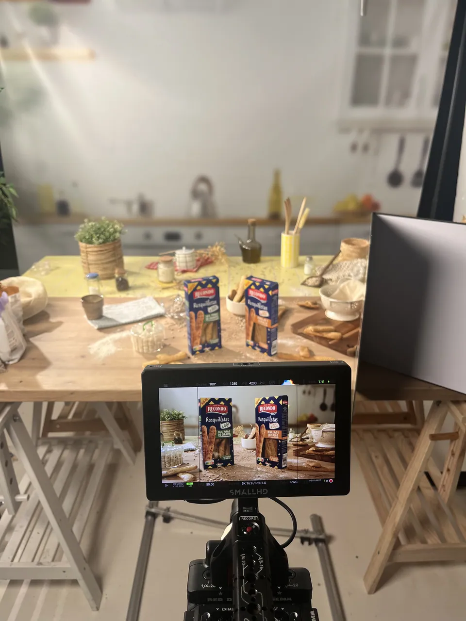 El set visto desde detrás del monitor.