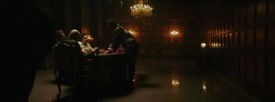 Emilia Mernes en un salón antiguo con lámparas de cristal.