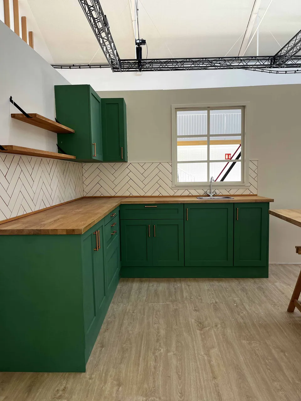 La cocina verde montada, antes de vestirla.
