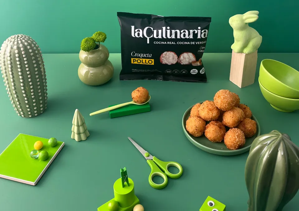 Set verde con cactus de cerámica y croquetas La Culinaria.