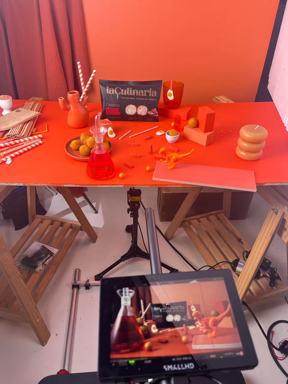Set rojo y su imagen en el monitor.