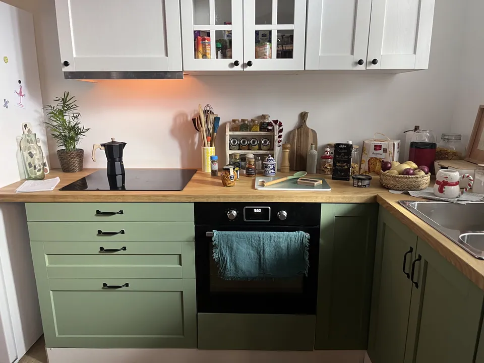 La cocina verde terminada, vacía antes de rodar.