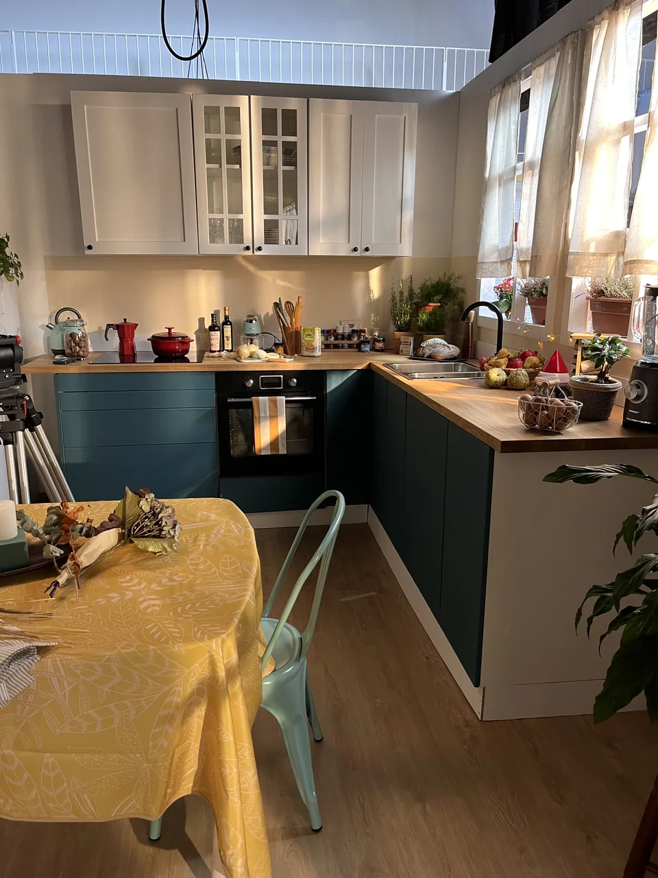 La cocina con la mesa puesta, desde el set.