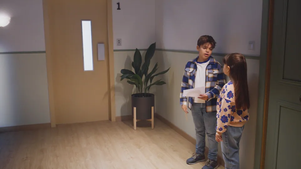 Pasillo del set con los niños en posición.