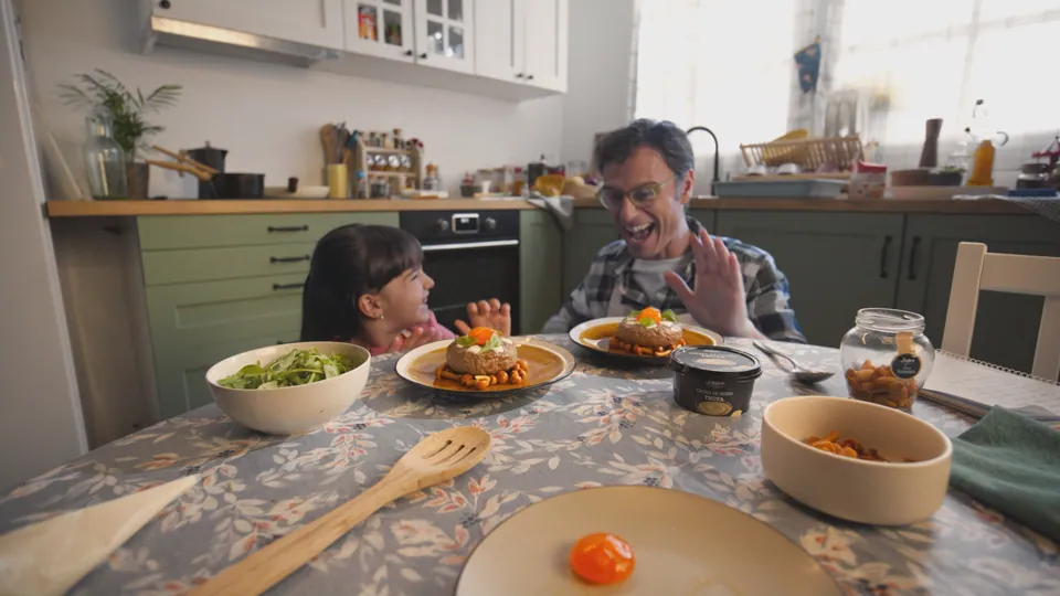 Fotograma: comida en la mesa de la cocina verde.