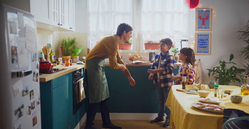 Fotograma: la familia cocina junta.