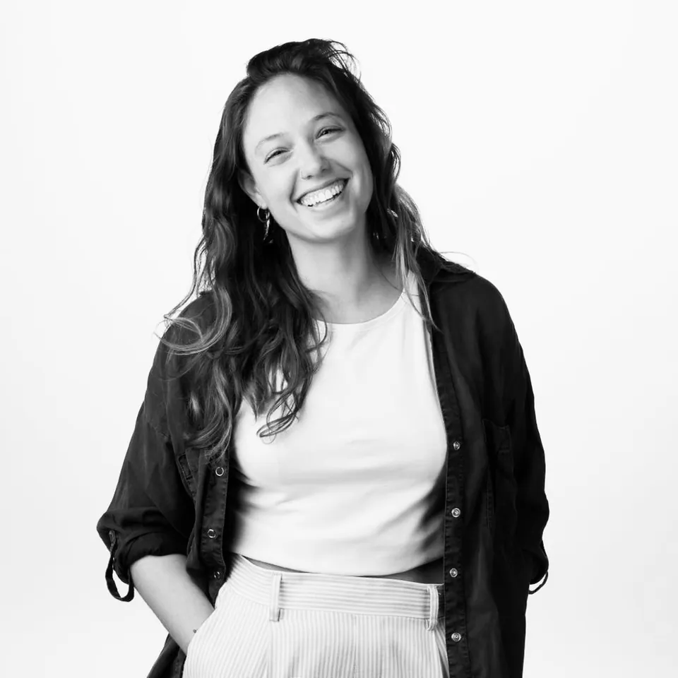 Retrato de Maru Domínguez en blanco y negro, sonriendo, con camisa oscura.