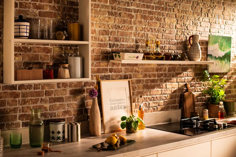 La cocina terminada: ladrillo, estantes y cerámica.